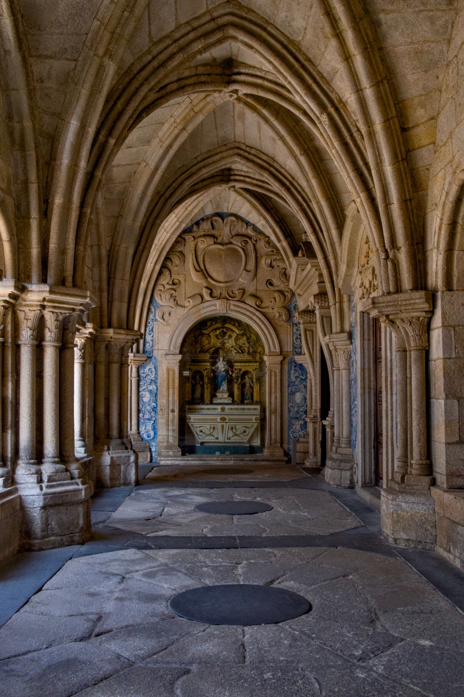Inside Porto Cathedral Inside Porto Cathedral